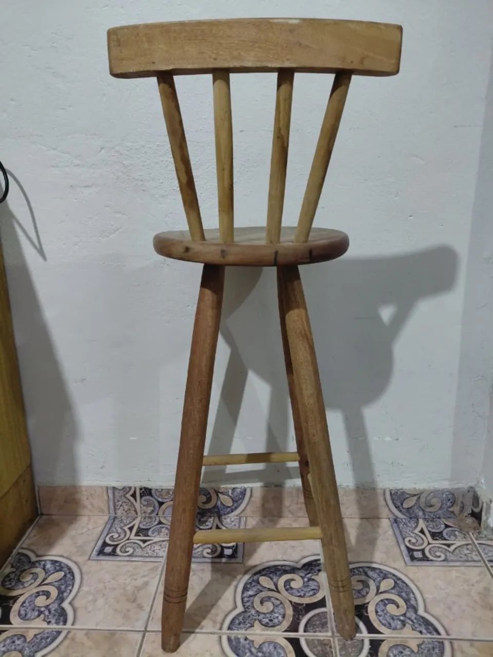 Banqueta Alta de Madeira com Encosto - Estilo Rústico - Foto 2