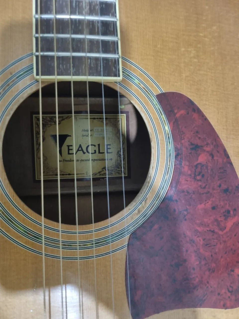 Vende este violão. 250