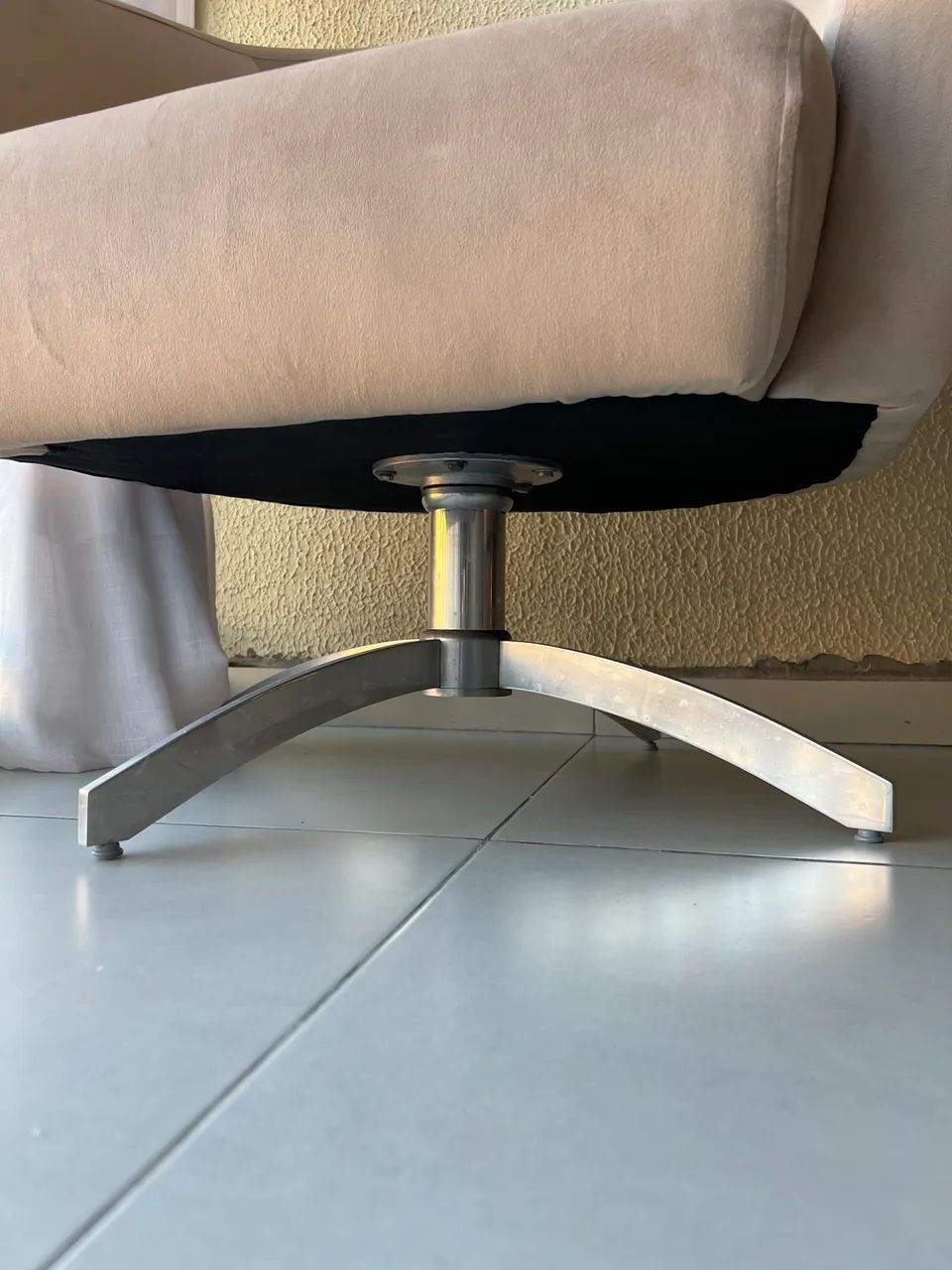 Poltrona Giratória Stella Bouclê Bege pés em aço. - Foto 4
