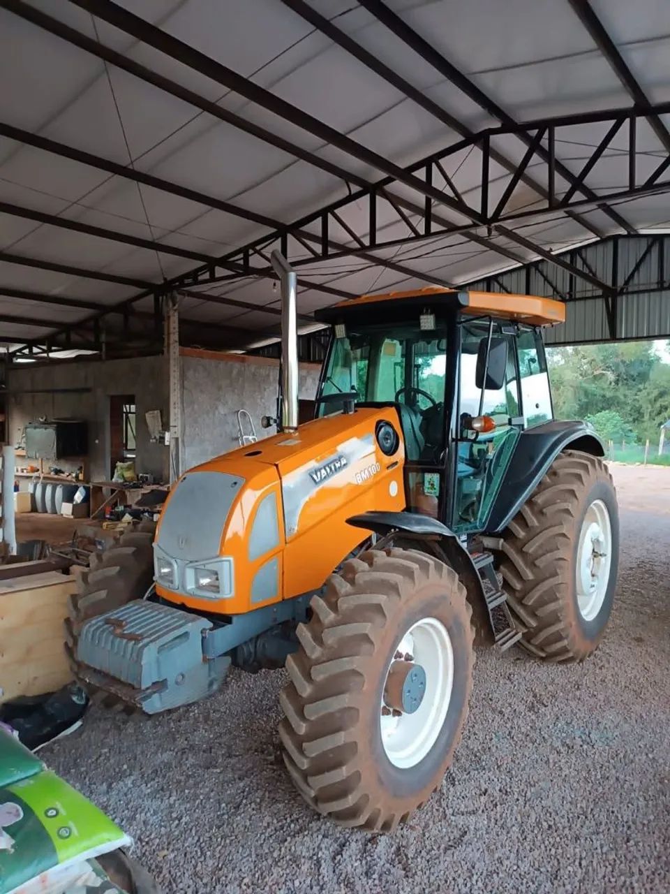 TRATOR VALTRA BM 100