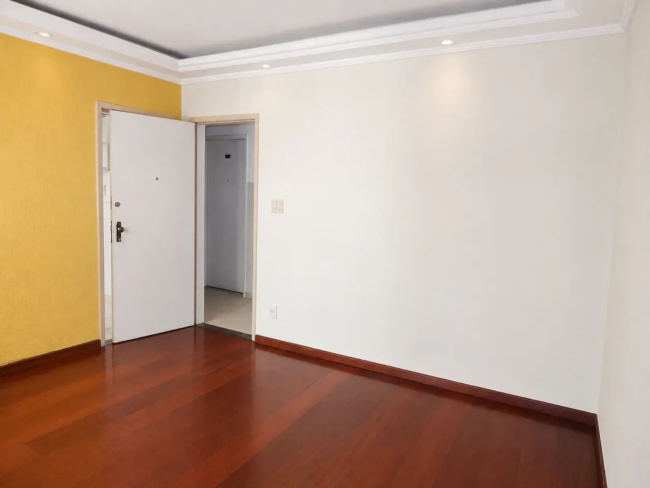 Quarto e Sala + Cômodo Extra no Centro | Portaria 24h - Foto 2