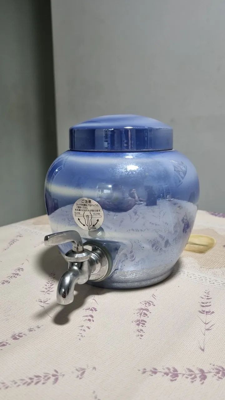 Pote japonês com torneira.