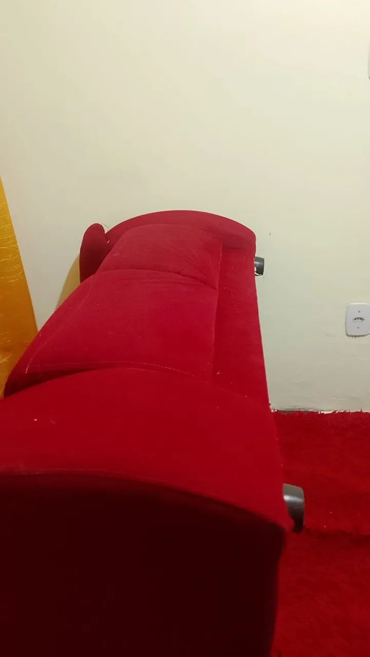 Um sofá de dois lugares na cor vermelho - Foto 2
