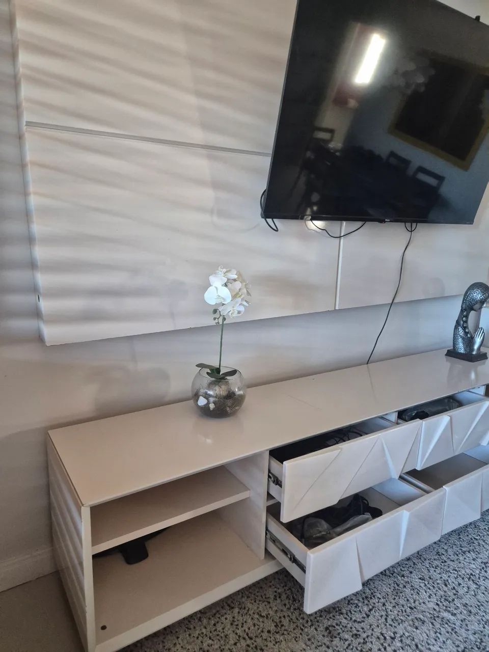 Excelente  painel de parede com rack cor bege para sua casa - Foto 4