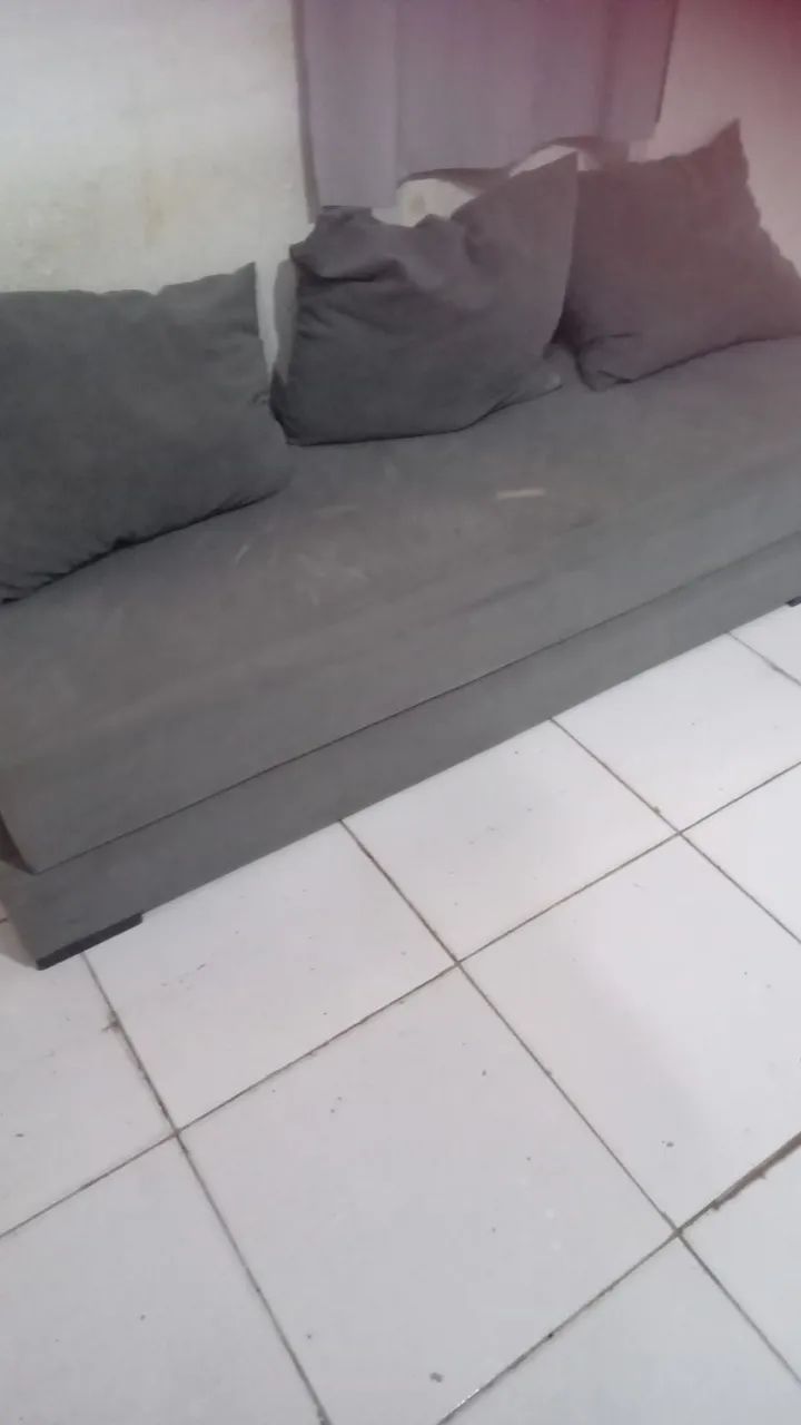 Sofa com alguns  risco na parte de sentar