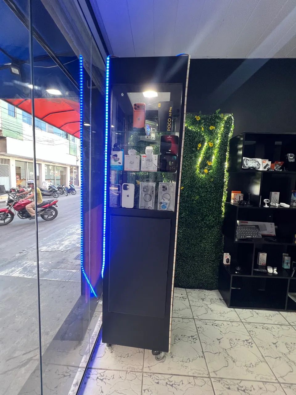 Vitrine de loja com rodinha e chave 