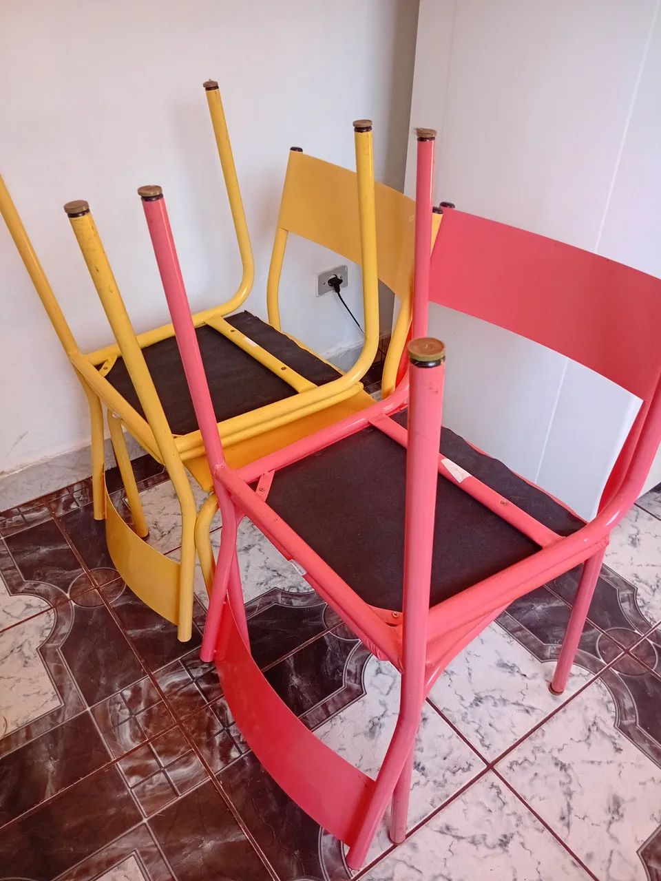 4 cadeiras + Uma mesa - Foto 5