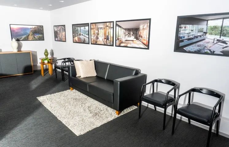 Sofá 2 lugares preto + 2 cadeiras pretas com braço - Foto 2