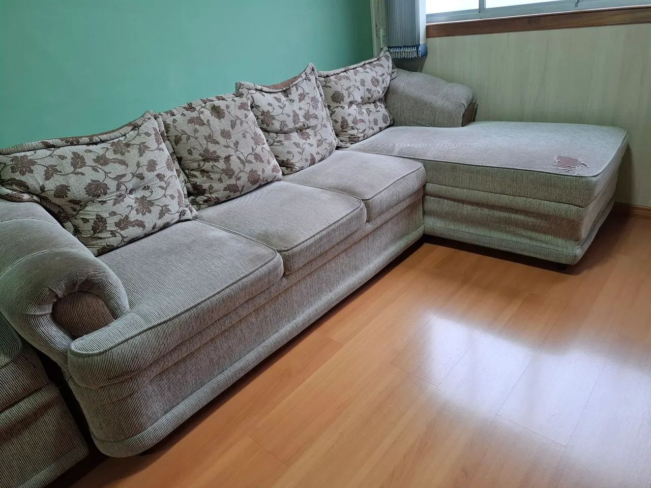 Vende-se Sofá 4 Lugares c/ Chaise Long C/ Puff - Foto 3