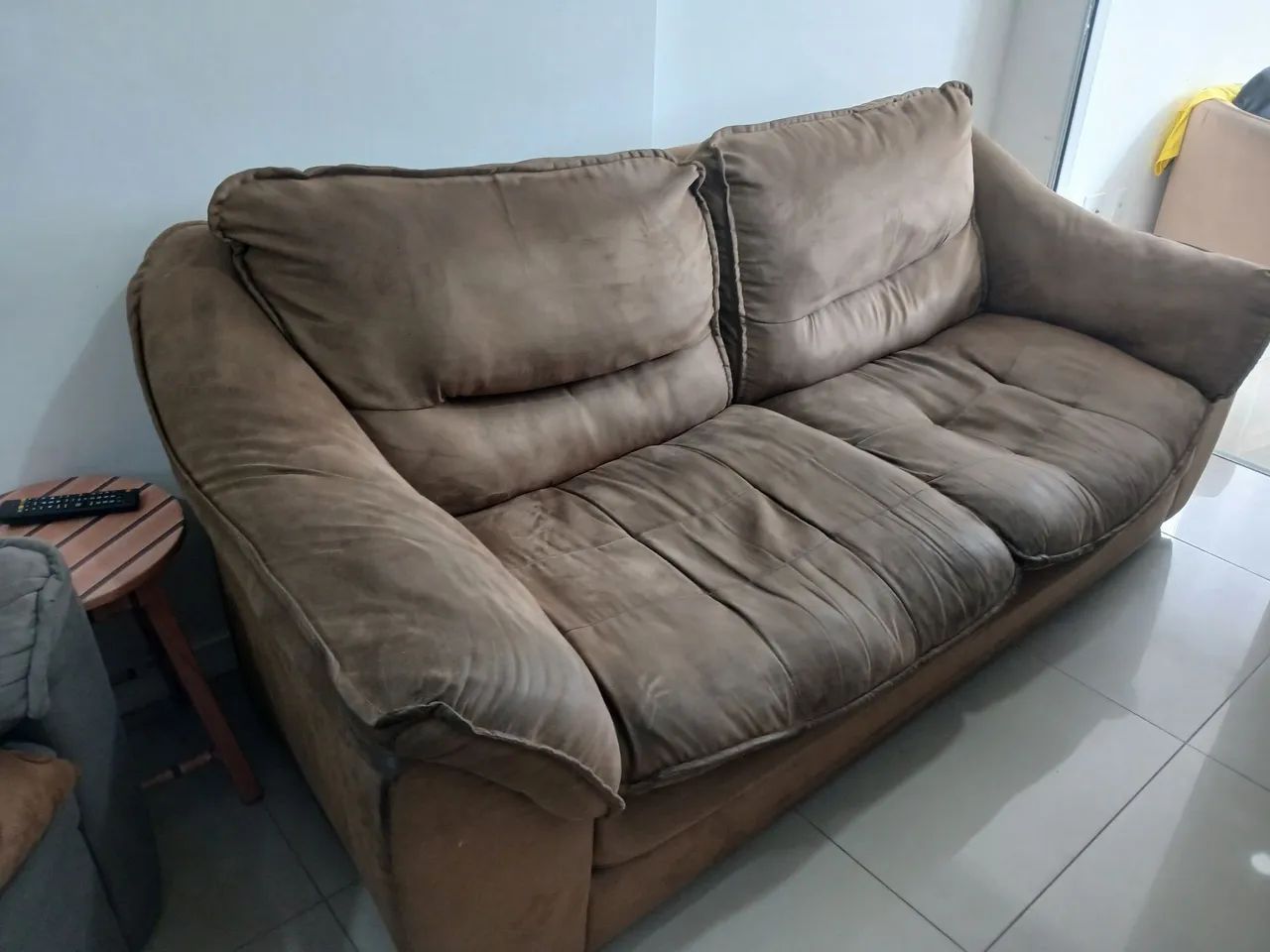 Sofá três lugares, conservado, modelo bonito, ótimo preço! - Foto 3