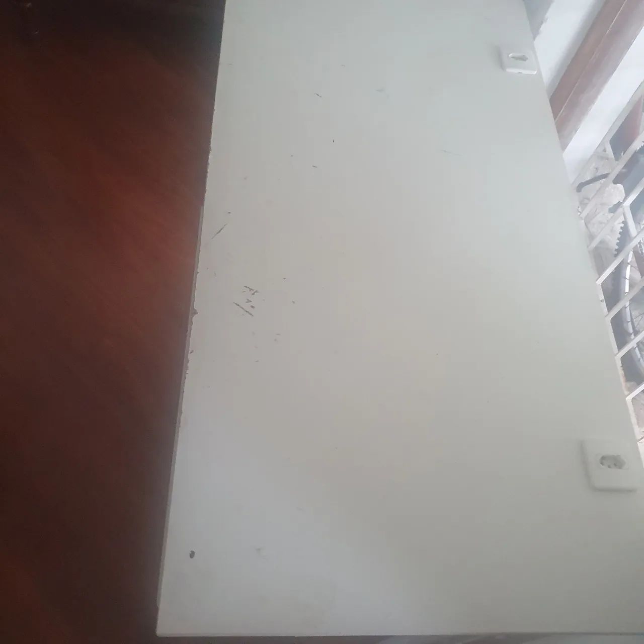Escrivaninha .  Com 2  tomadas. 2 Gavetas. Muito resistente.