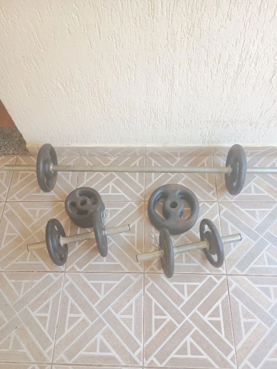 Halteres e barra de supino 