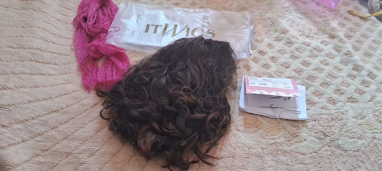 Wig cacheada morena iluminada 