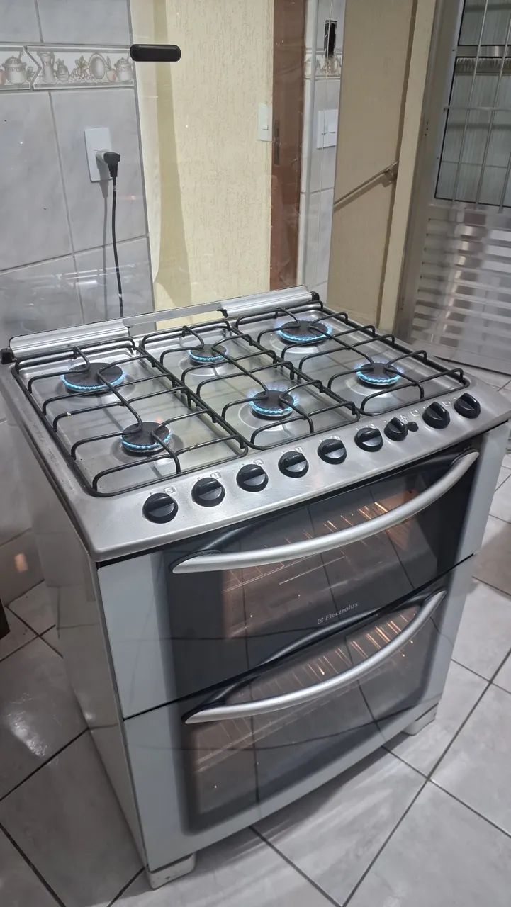Fogão Eletrolux 6 bocas e duplo forno com grill - bem conservado - Funciona tudo. - Foto 3