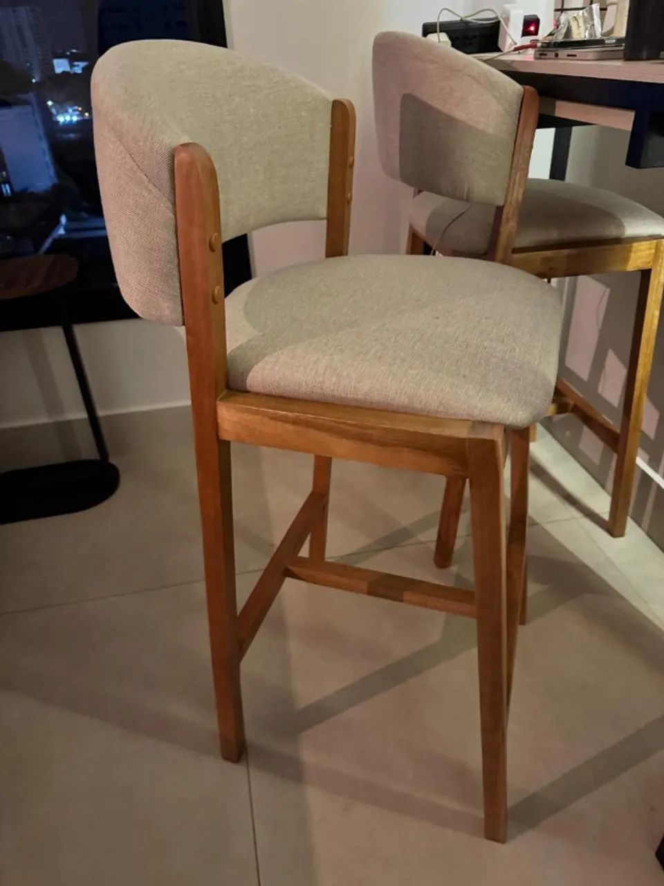 Banqueta Alta de Madeira com Encosto Estofada - Foto 3