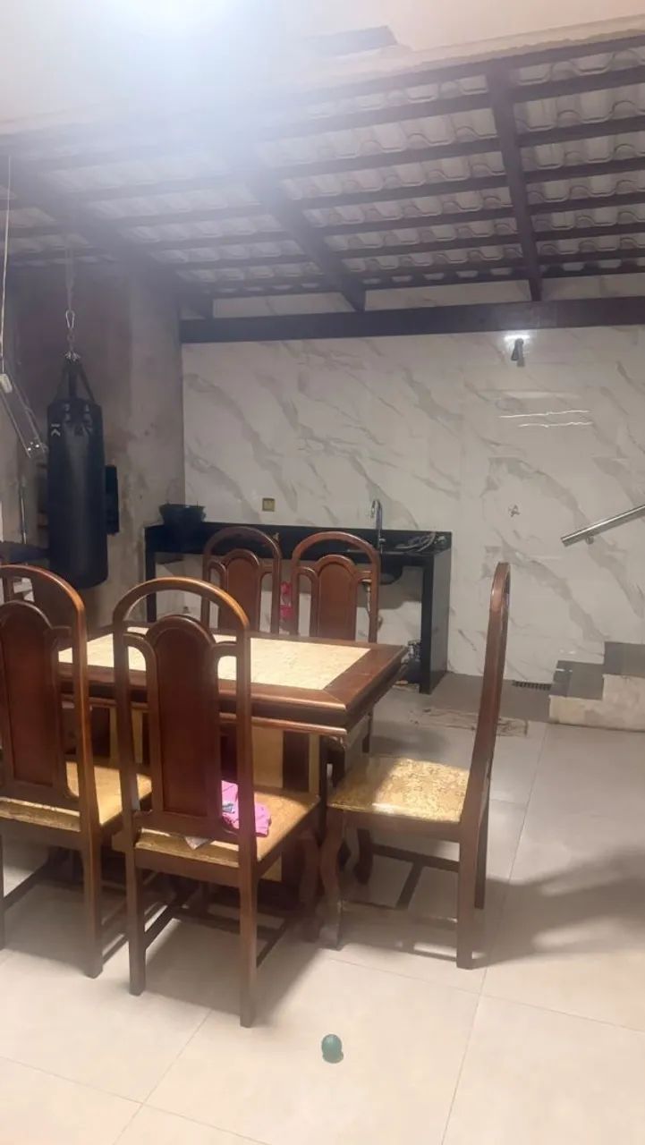 Mesa de Jantar em Madeira com 6 Cadeiras Estofadas - Foto 4