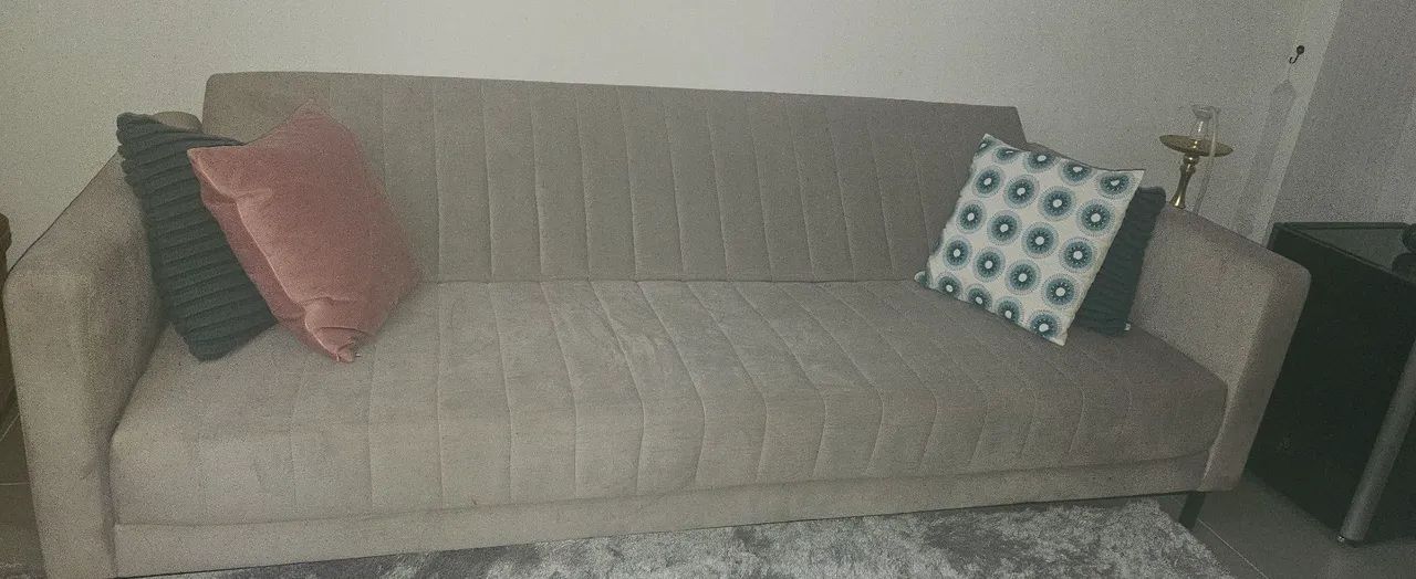 Sofá cama Retrátil 4 lugares em veludo cinza claro. Excelente estado. 