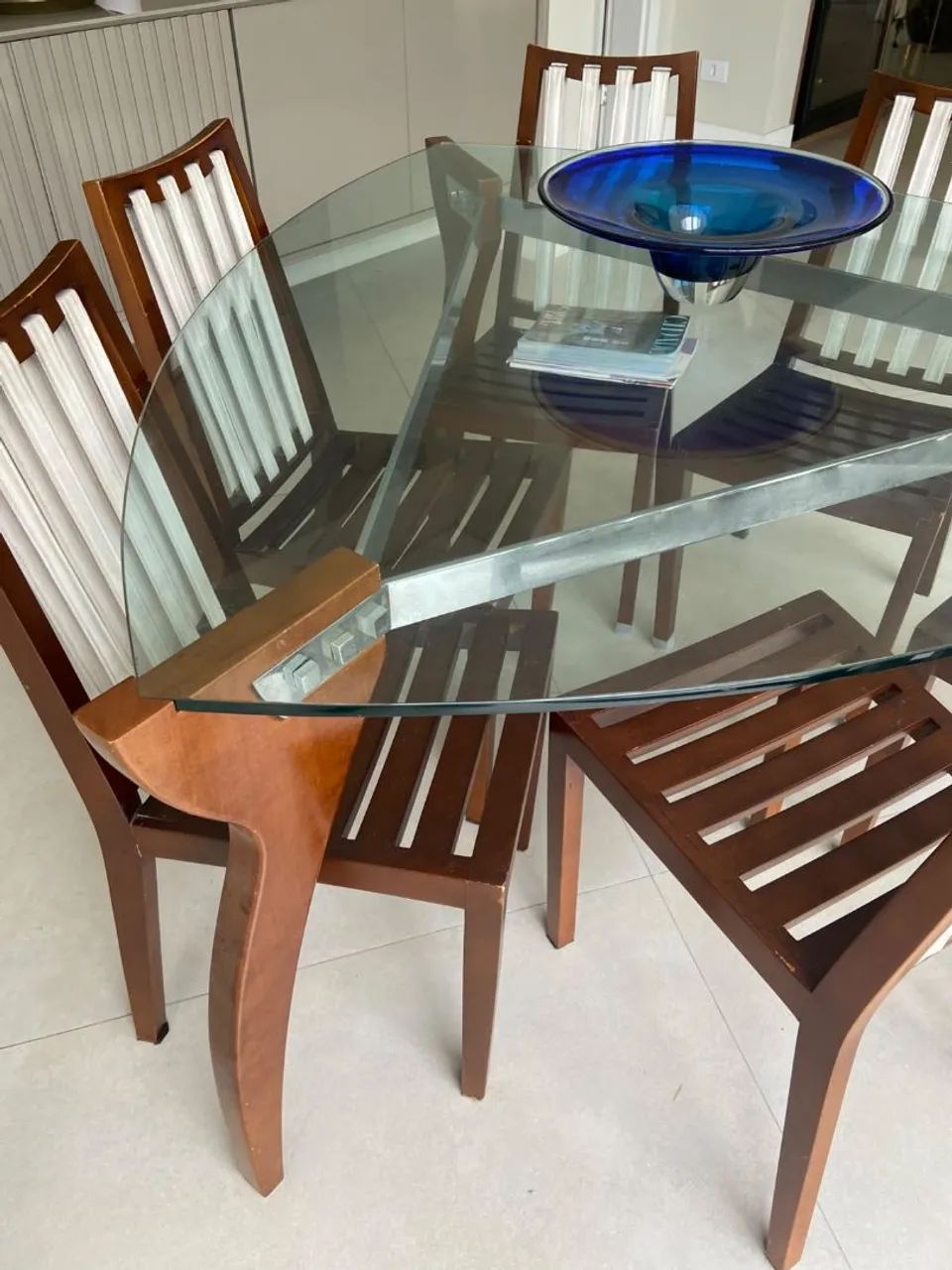 Mesa triangular nova tampo de vidro com 6 cadeiras base metálica e madeira - Foto 3
