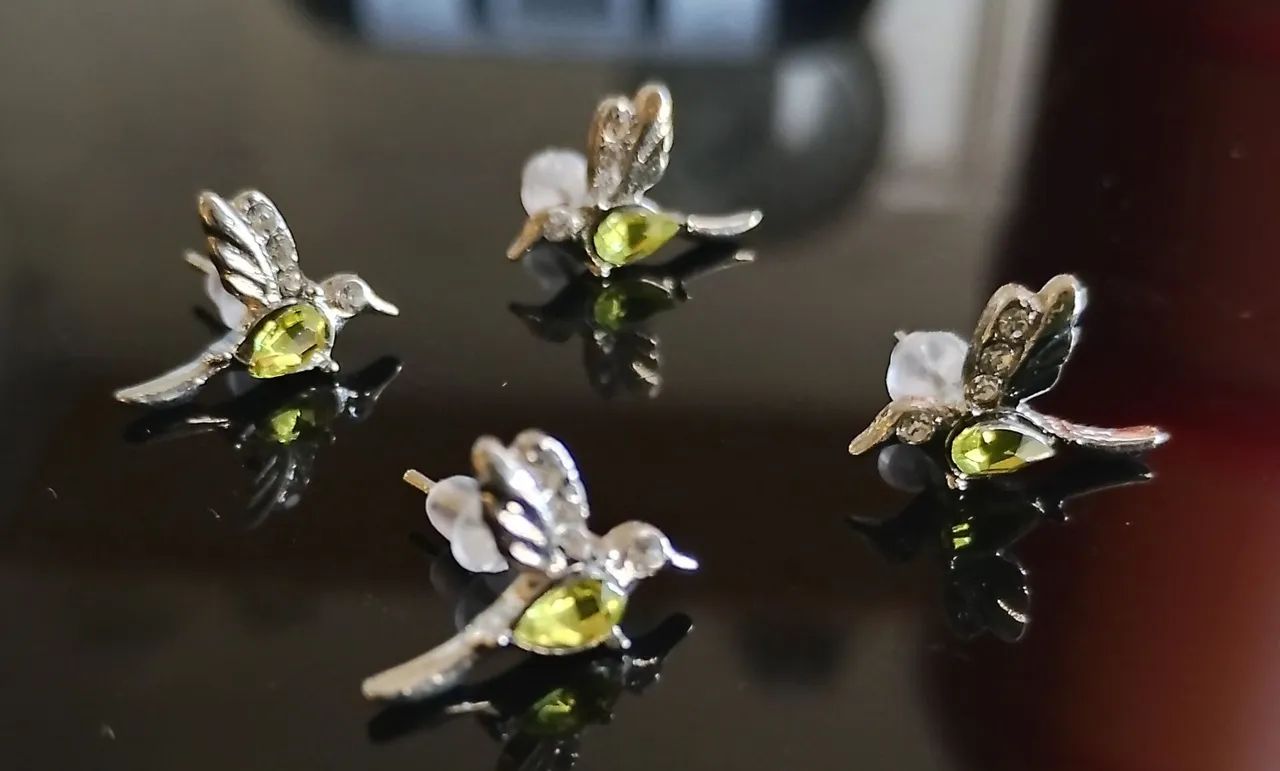 Brincos de passarinho prateado com pedra verde (novos). - Foto 3