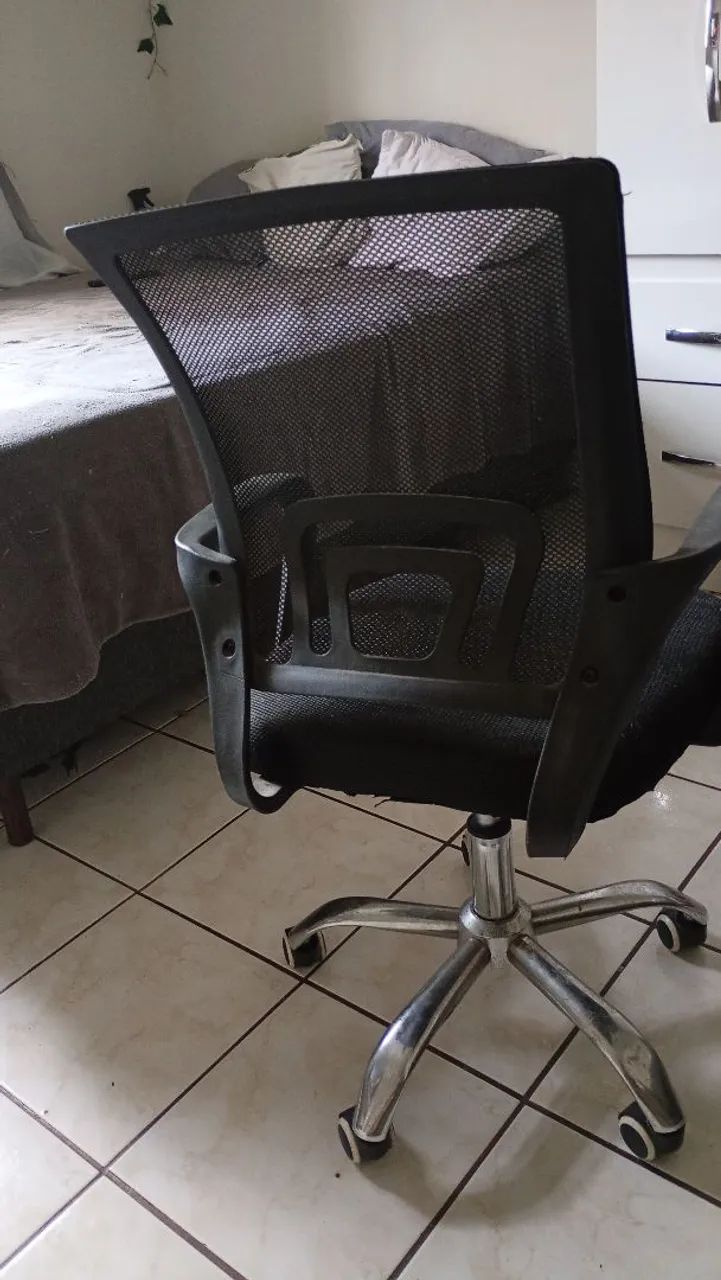 Vendo cadeira com rodinhas  - Foto 2