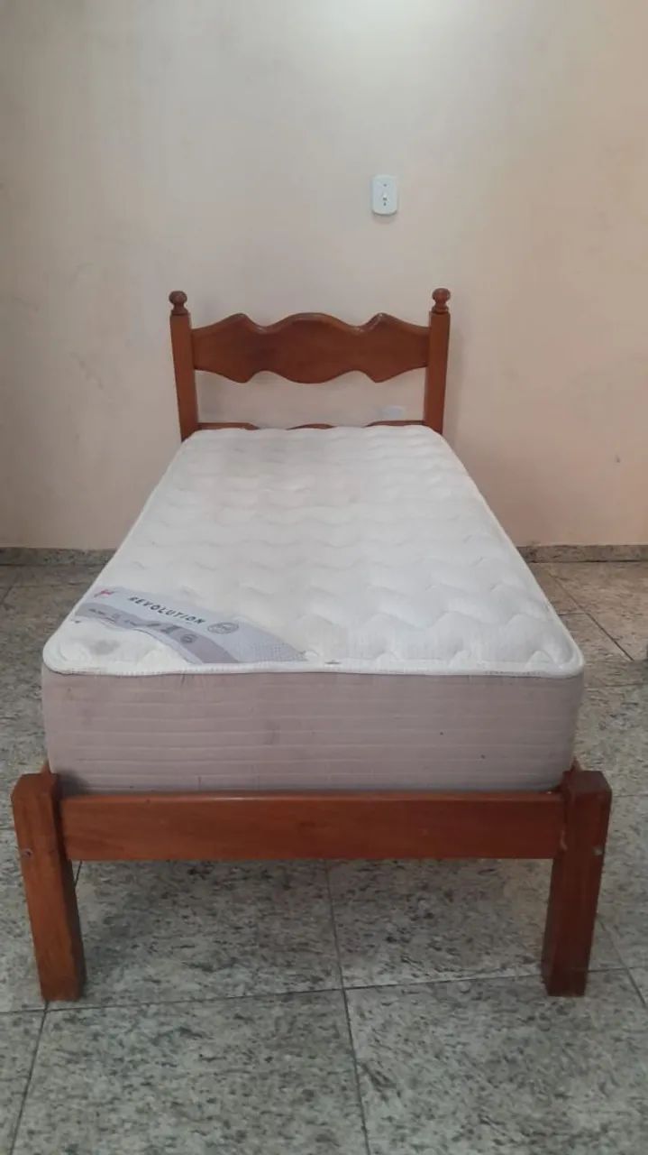 Vendo Cama em Madeira maciça 