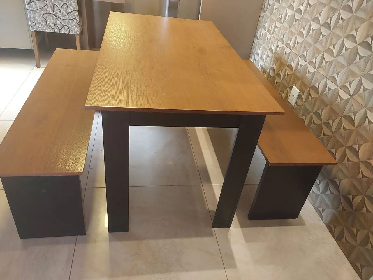 Vendo mesa com dois bancos. Aceito cartão  - Foto 4