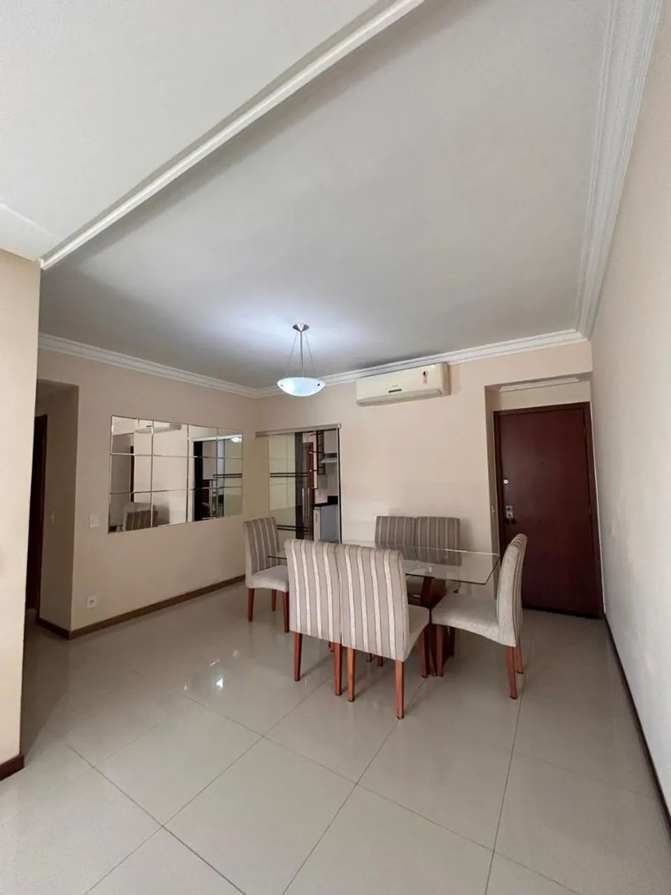Mesa com 6 cadeiras 