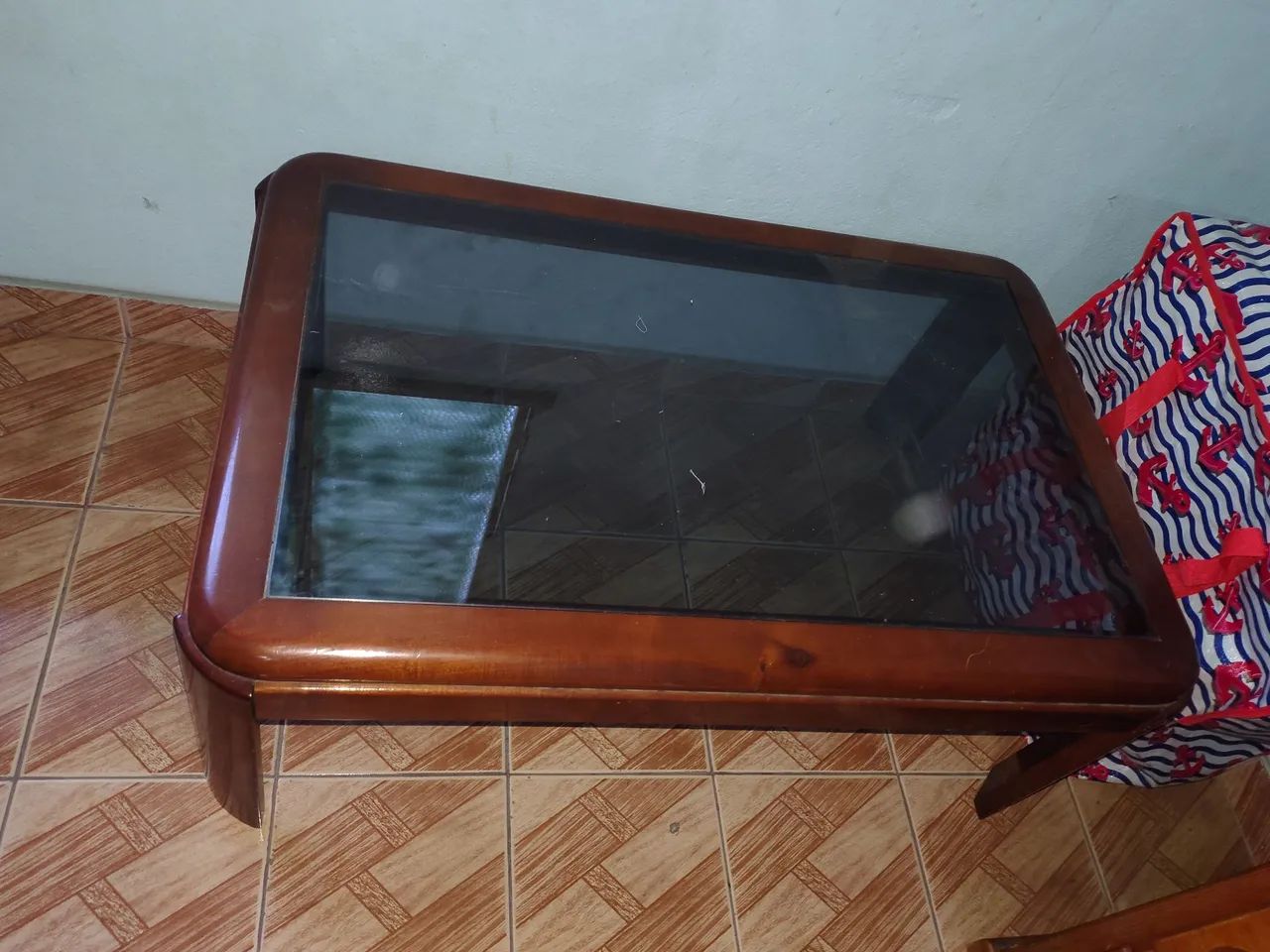 Mesa de Centro em Madeira Maciça com Tampo de Vidro Fumê - Foto 2