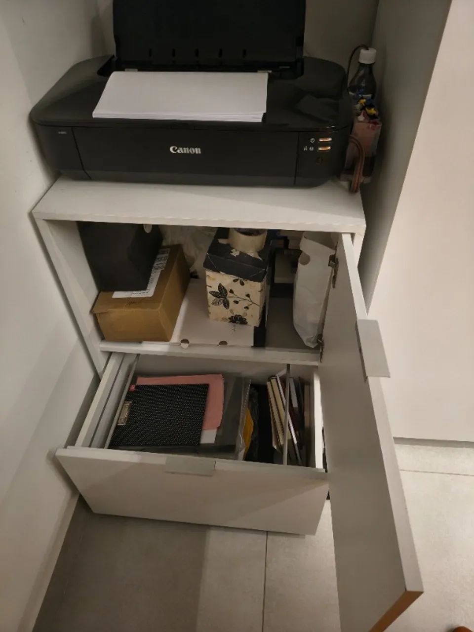 Móvel de apoio em MDF branco com porta e gavetão - 60x50 - Foto 2