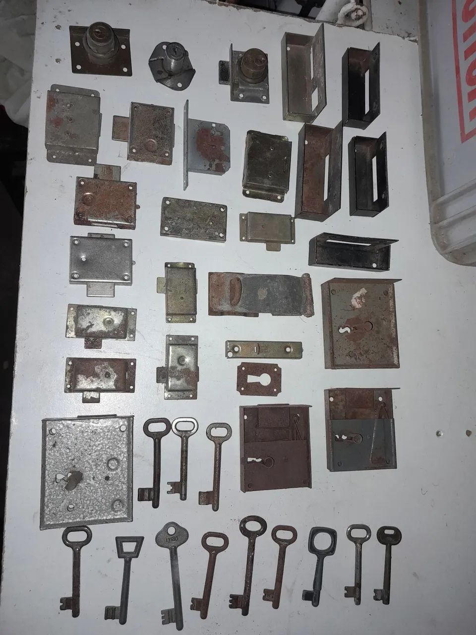 Lote com fechaduras e chaves antigas  - Foto 5