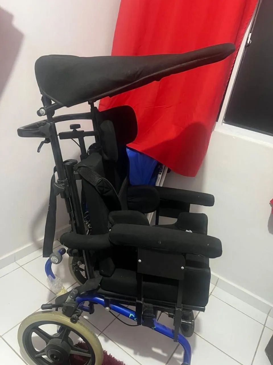 Vendo cadeira de roda seminova  - Foto 3