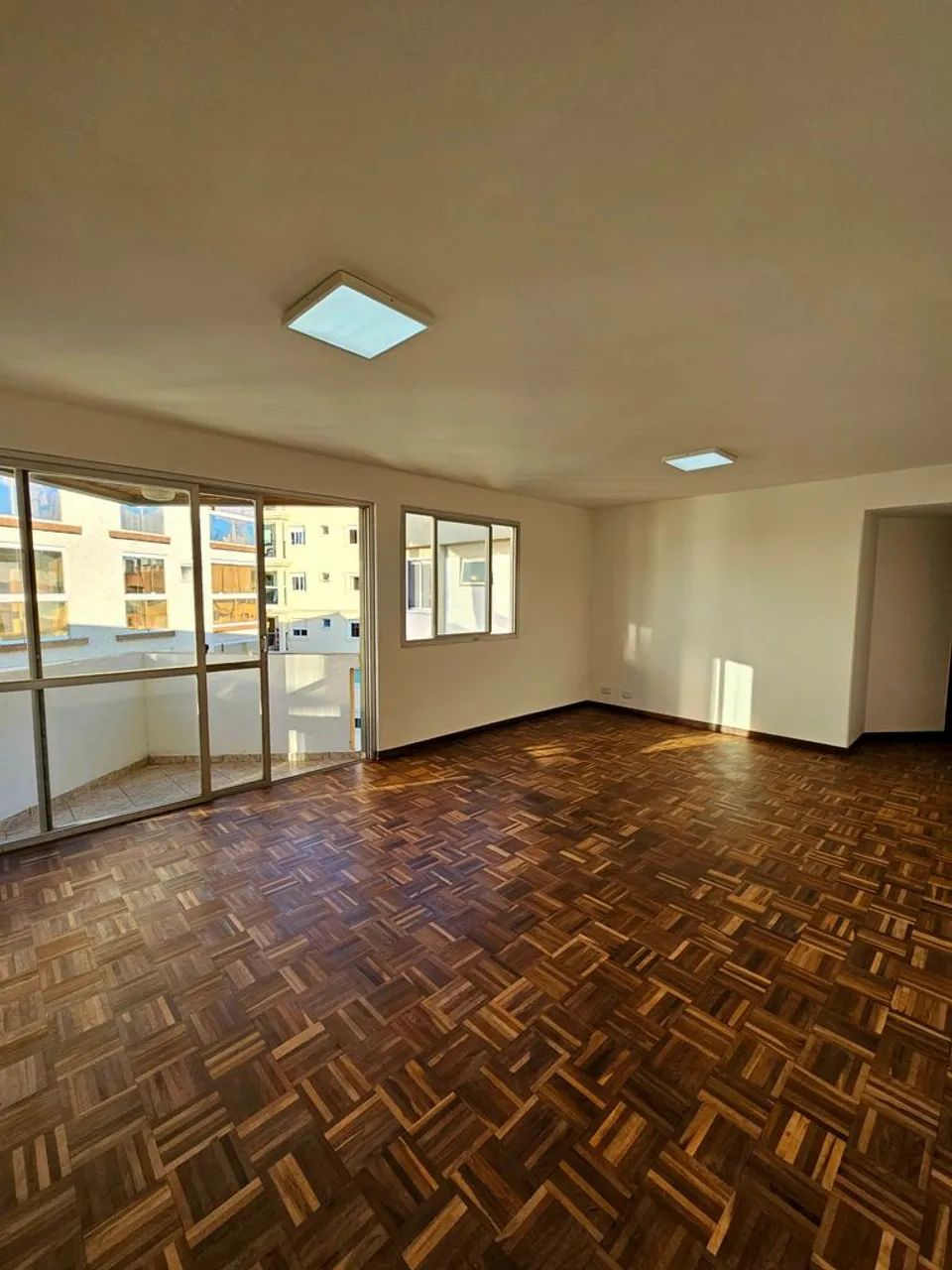 Apartamento espaçoso com 3 quartos no Cabral - Foto 2