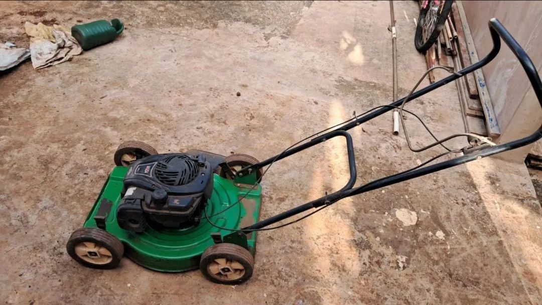 Vendo máquina de cortar grama à gasolina marca Trapp - Foto 2