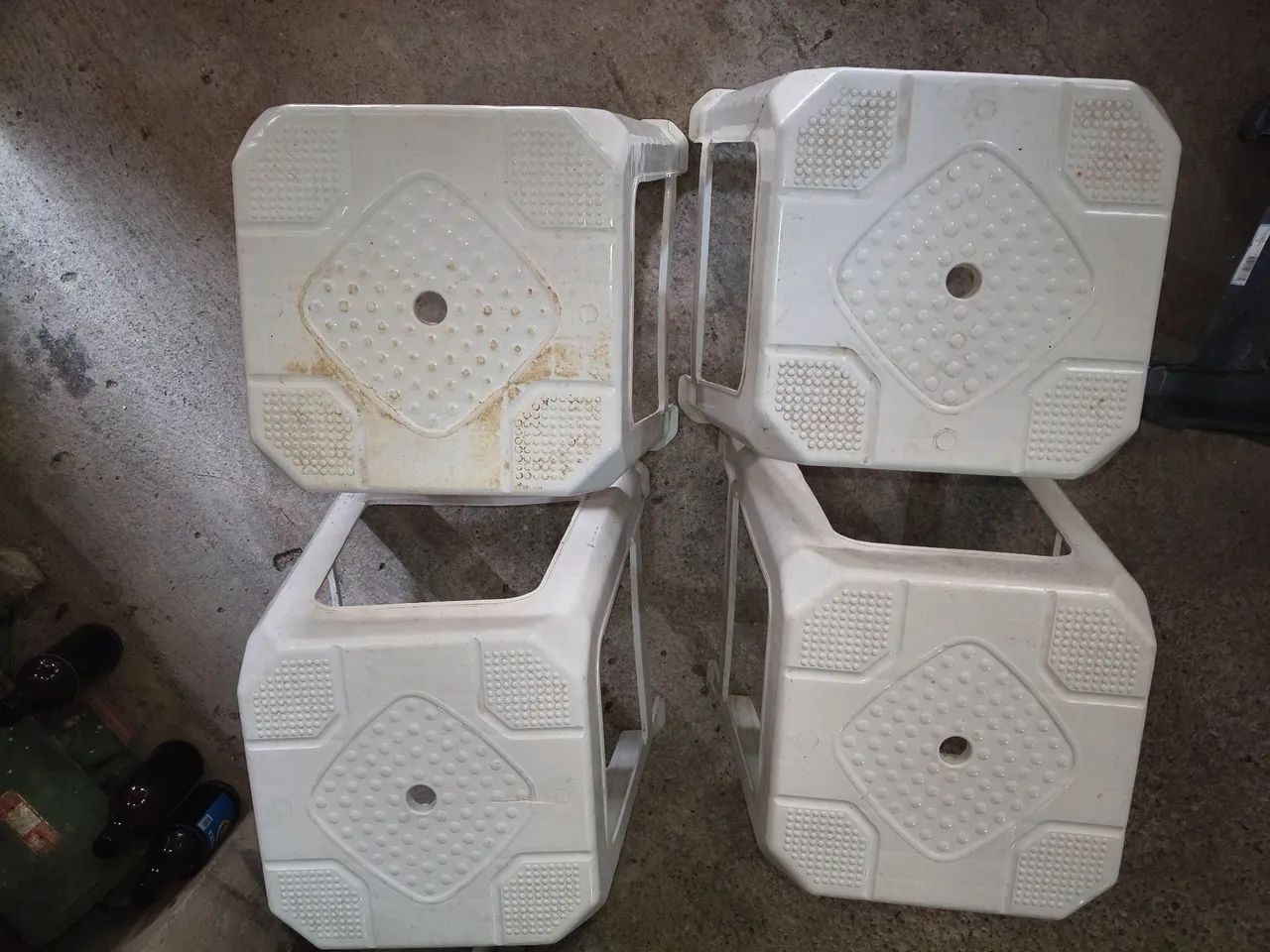 Vende-se 4 banquetas de plástico branca  em excelente estado.
