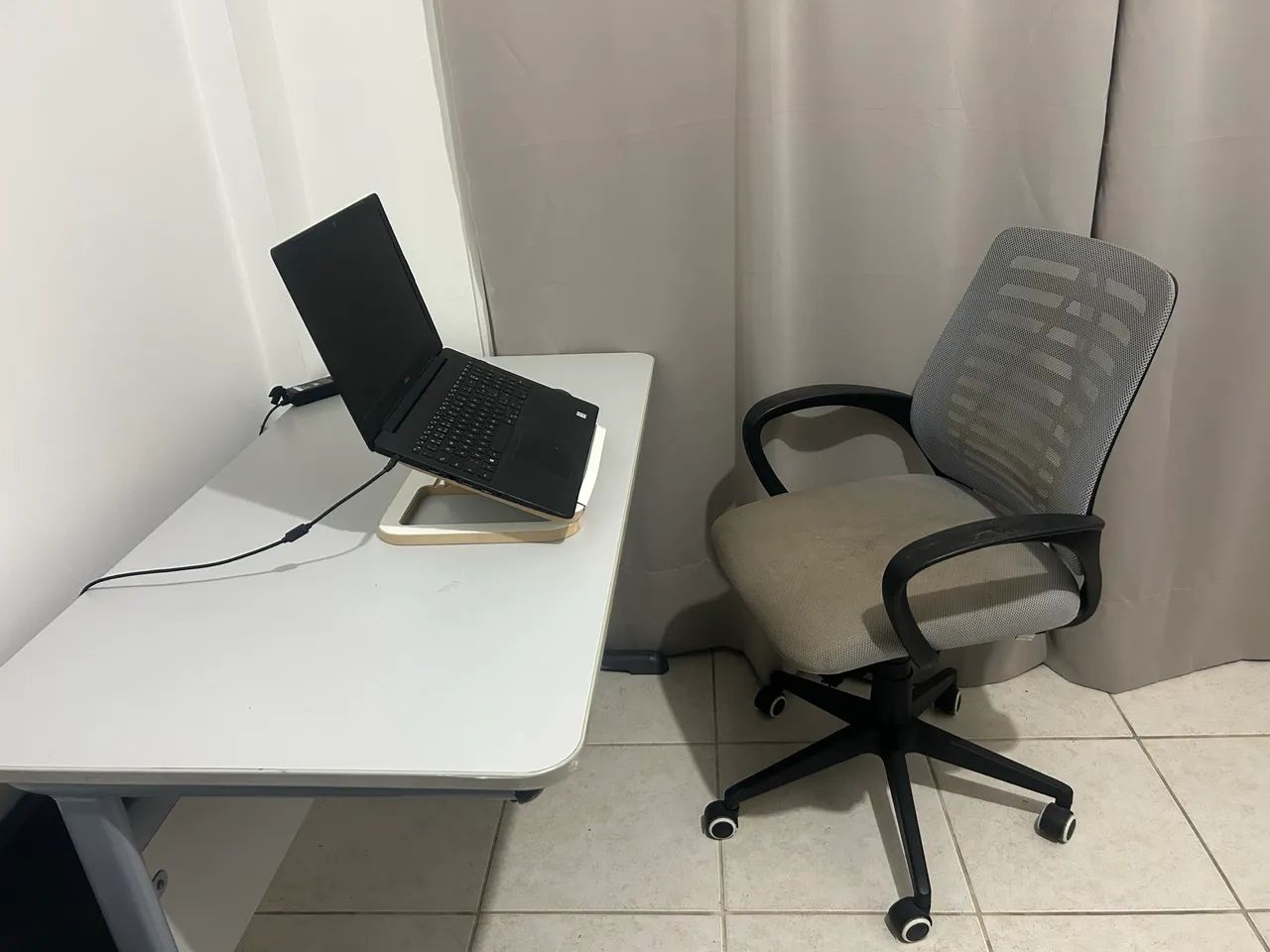 Mesa e Cadeira de Escritório 