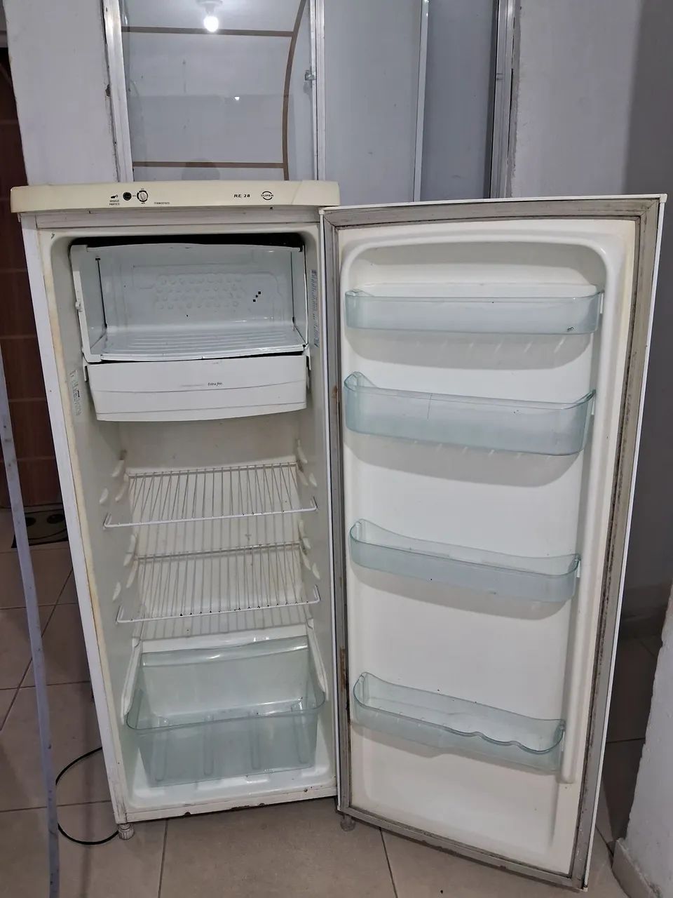 Vendo Geladeira Usada em bom estado - Foto 2