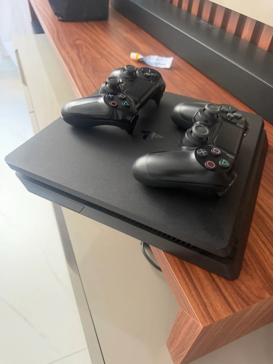 PlayStation 4 1TB com 2 manetes - Foto 3