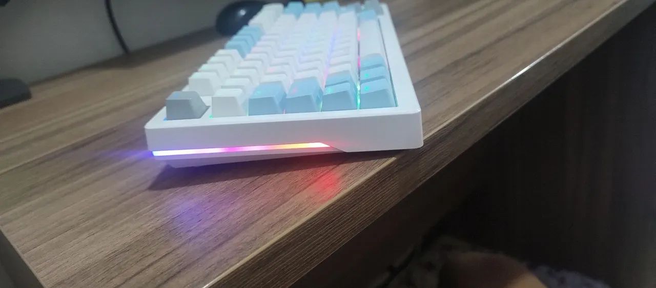 Teclado r75 pro da basike branco com 19 tipos de rgb com caixa  - Foto 2