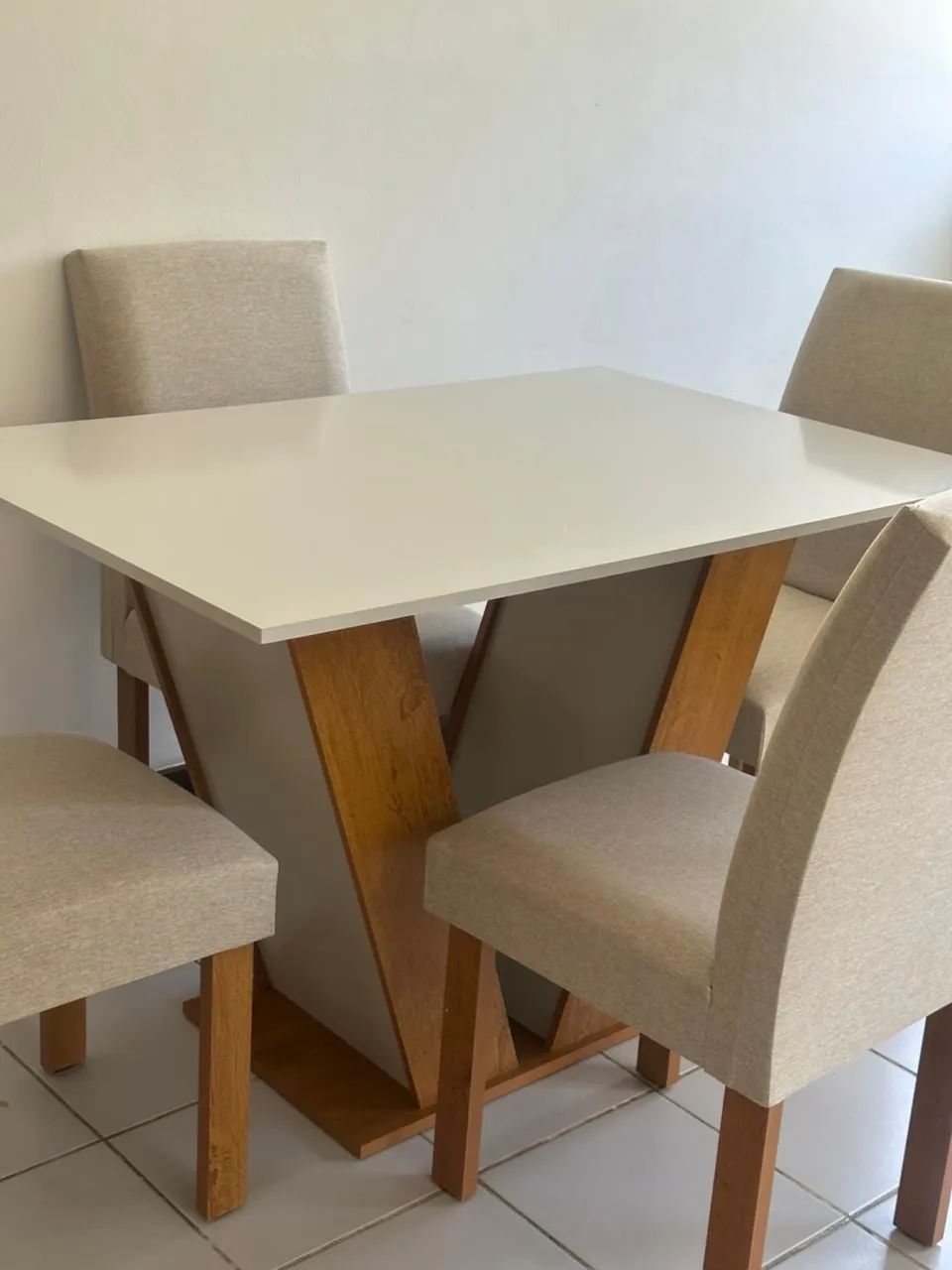 VENDO MESA COM 4 LUGARES486385820642856961
