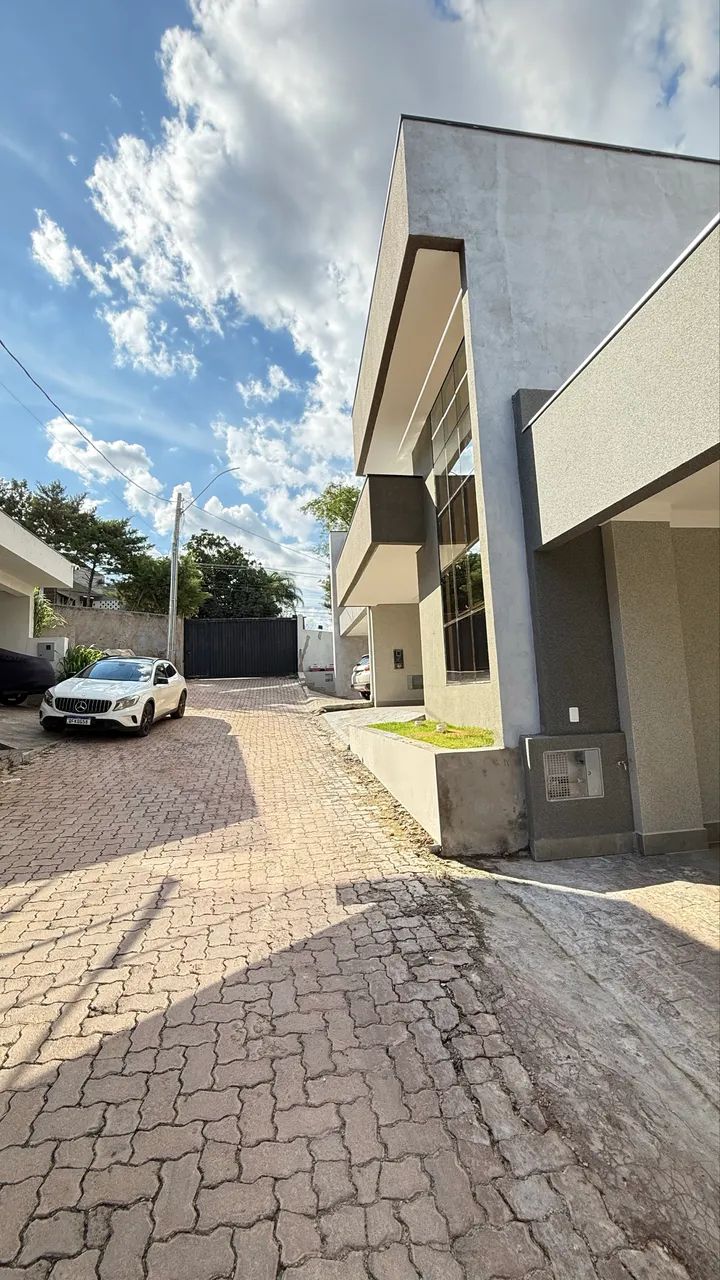 CASA A VENDA ARNIQUEIRAS COND FECHADO 