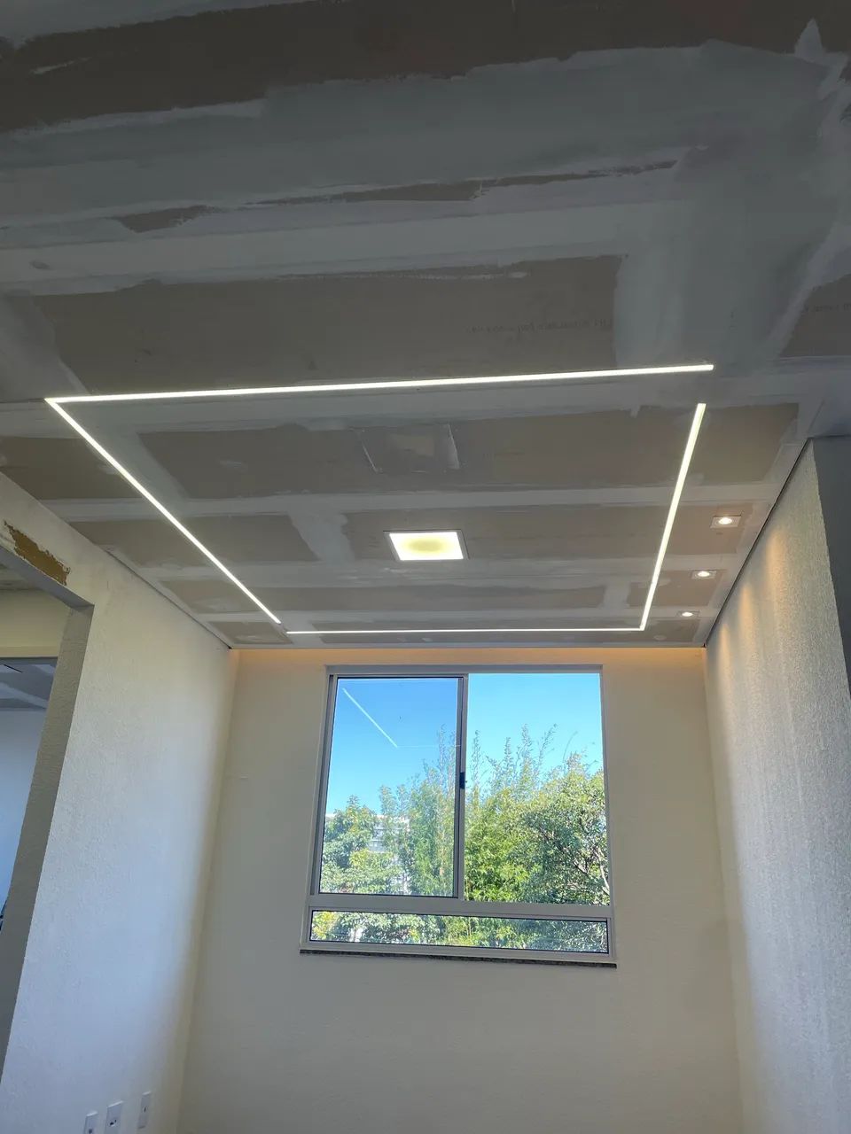 REBAIXAMENTO DE GESSO E PAREDE DRYWALL