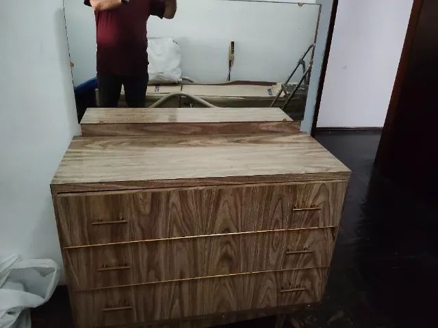 Cômoda com Espelho - Moderna, Espaçosa e Bem Conservada - Foto 2