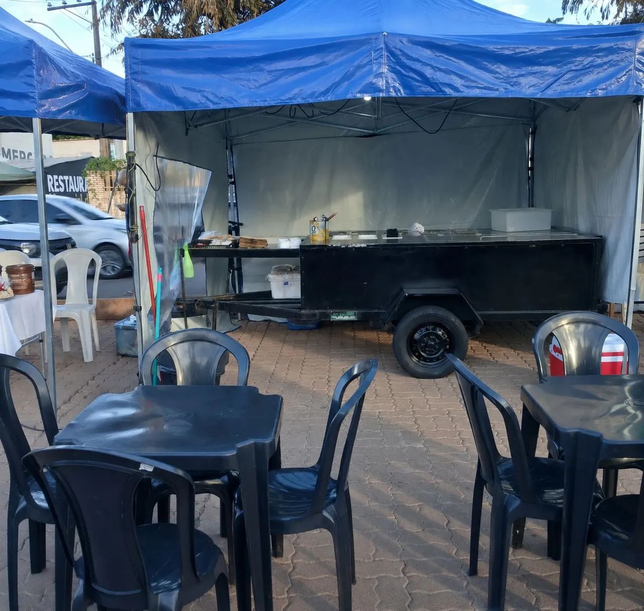 Tenda com carretinha de hot dog 