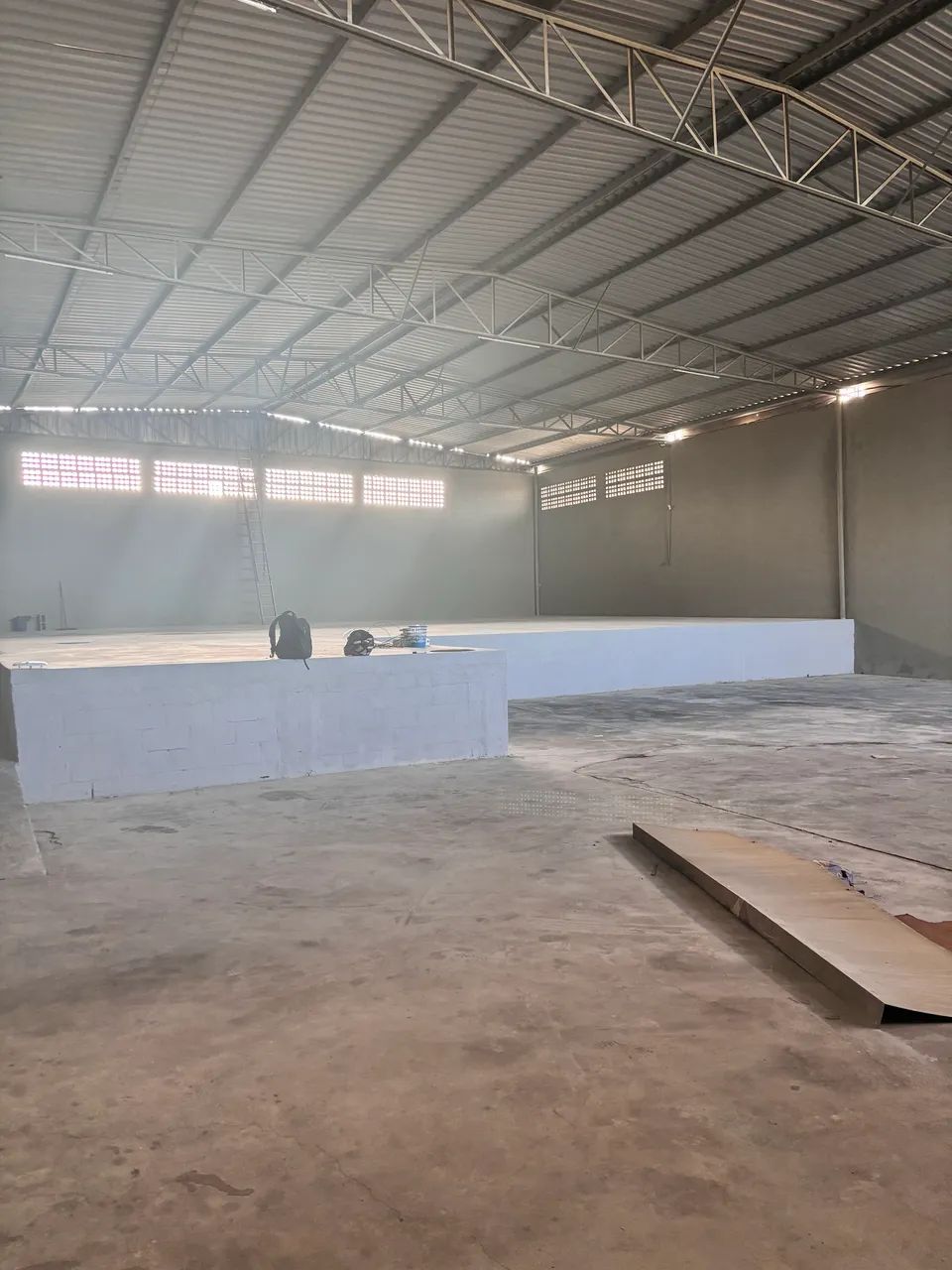 Alugo galpão de 650 metros com doca  - Foto 5