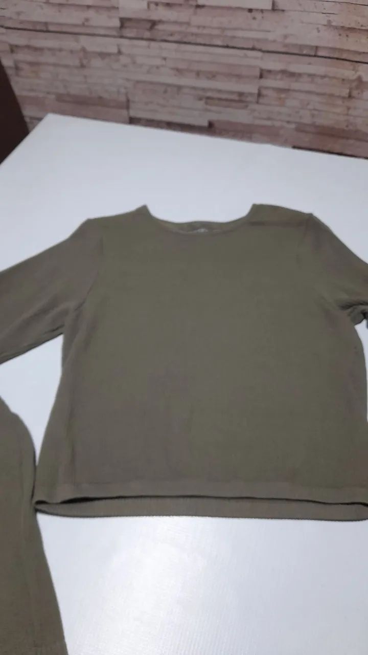 Vendo Blusa infantil canelada verde manga longa, Tamanho 11-12 anos seminova. , C &A  - Foto 2