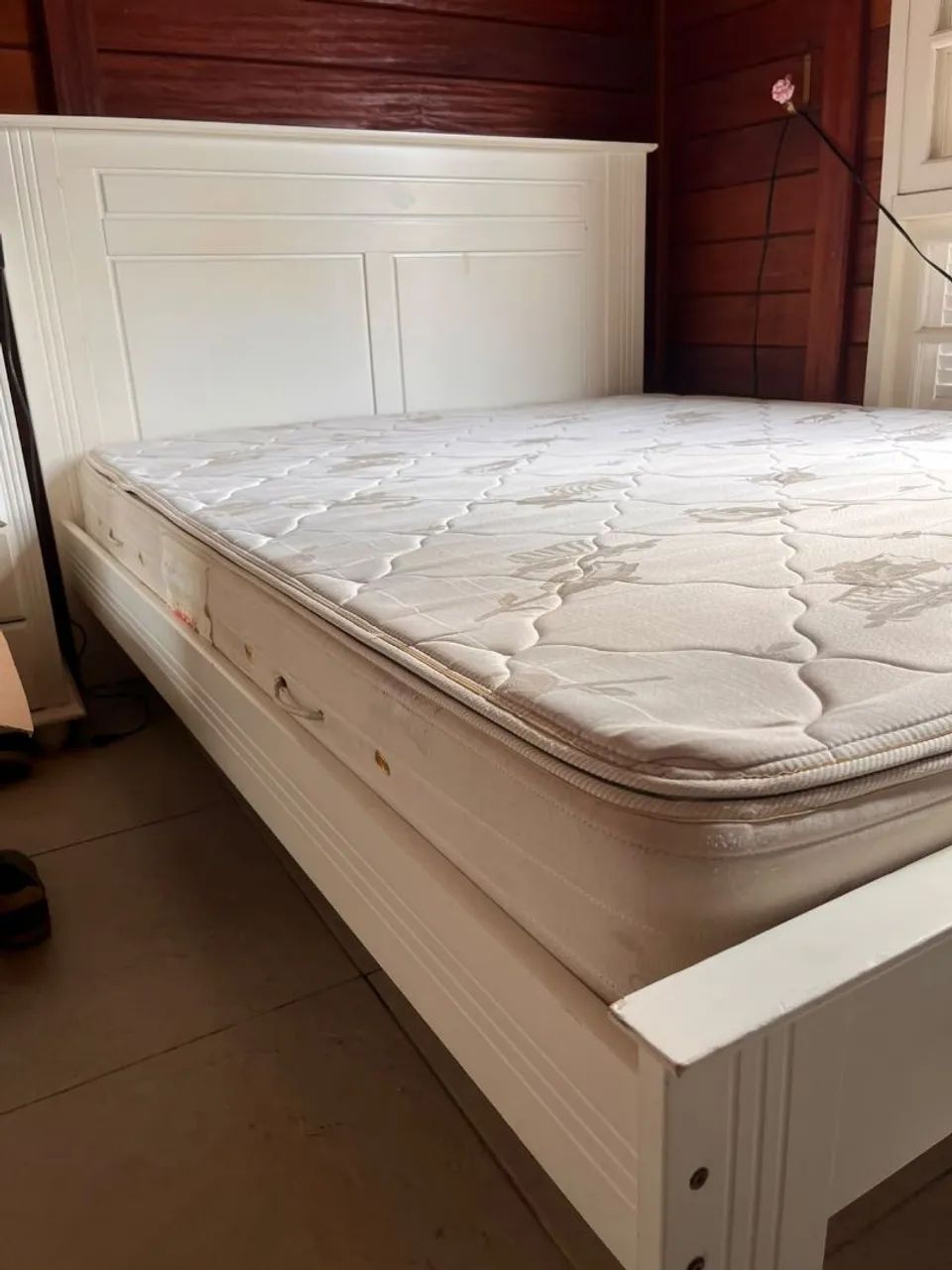 Cama de casal em madeira 