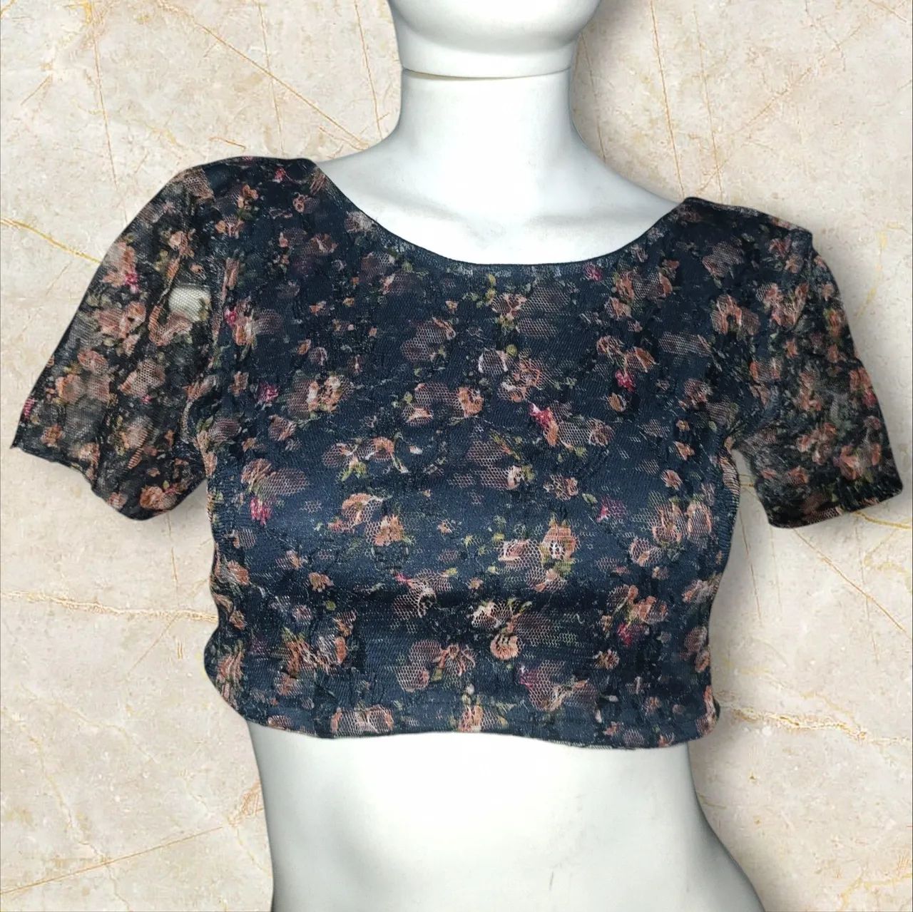 Cropped em renda floral 
