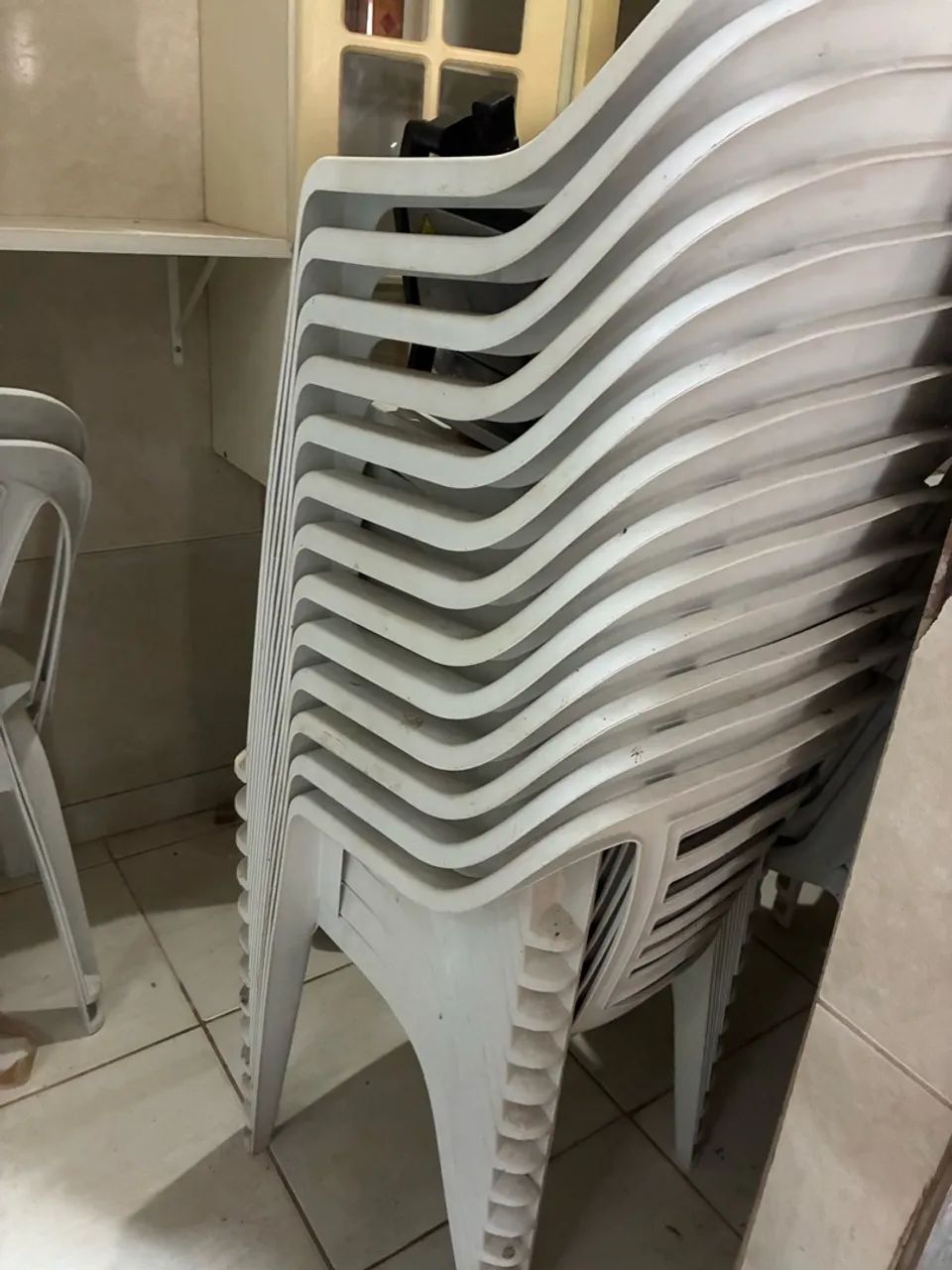30 cadeiras de plástico até 140kg  - Foto 2