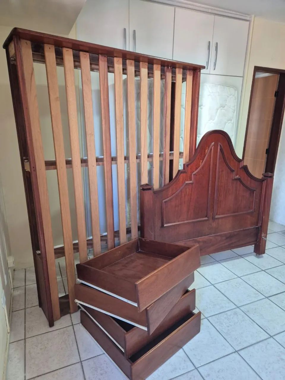 Cama de casal, madeira maciça nobre, tom mogno.  - Foto 4