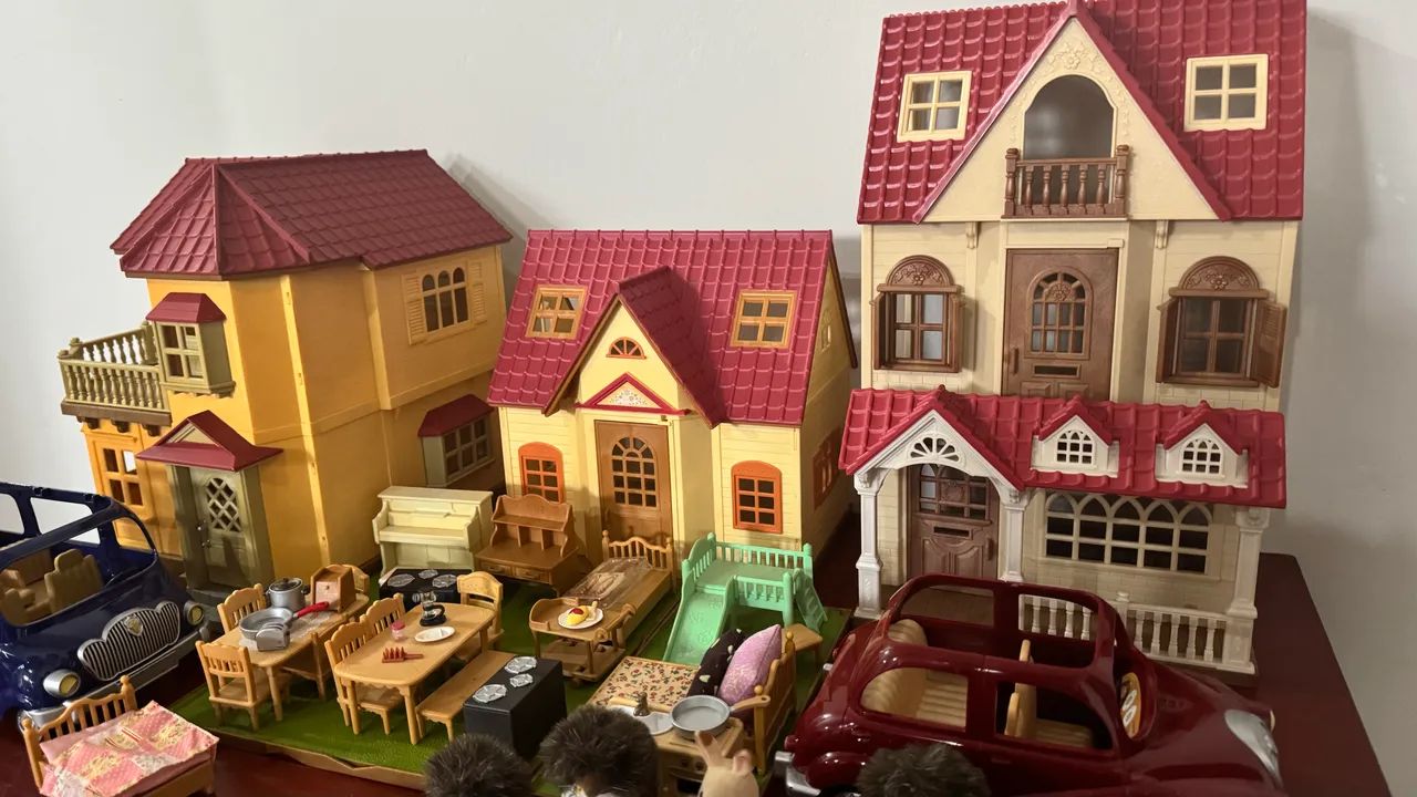 Mega Lote Sylvanian Families com 4 Casas, Carros e Móveis